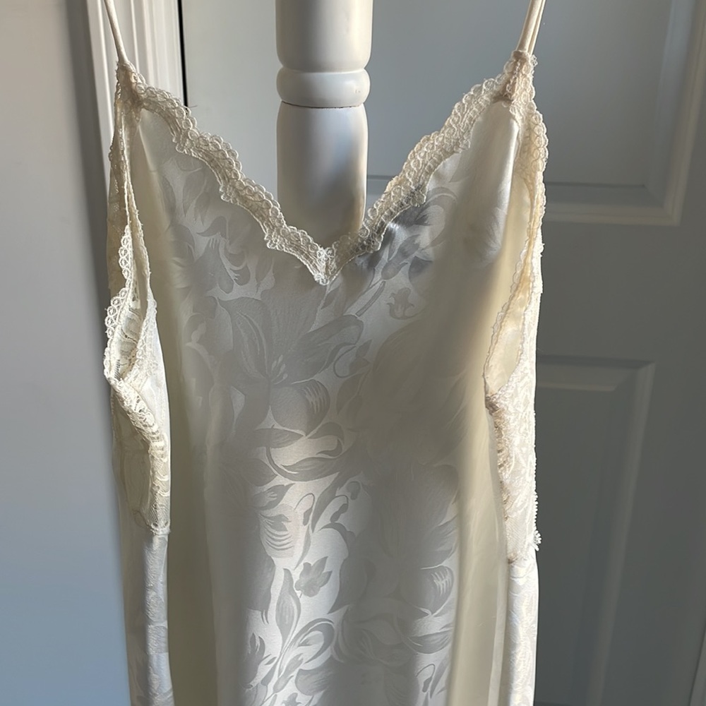 Brd:Christian Dior, Paris-NY,Sz:Small, Col:Cream, it s new.100/ Silk final price